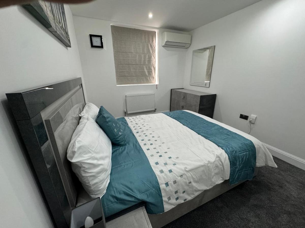 3 Bedrooms And 2 Bathrooms Flat *