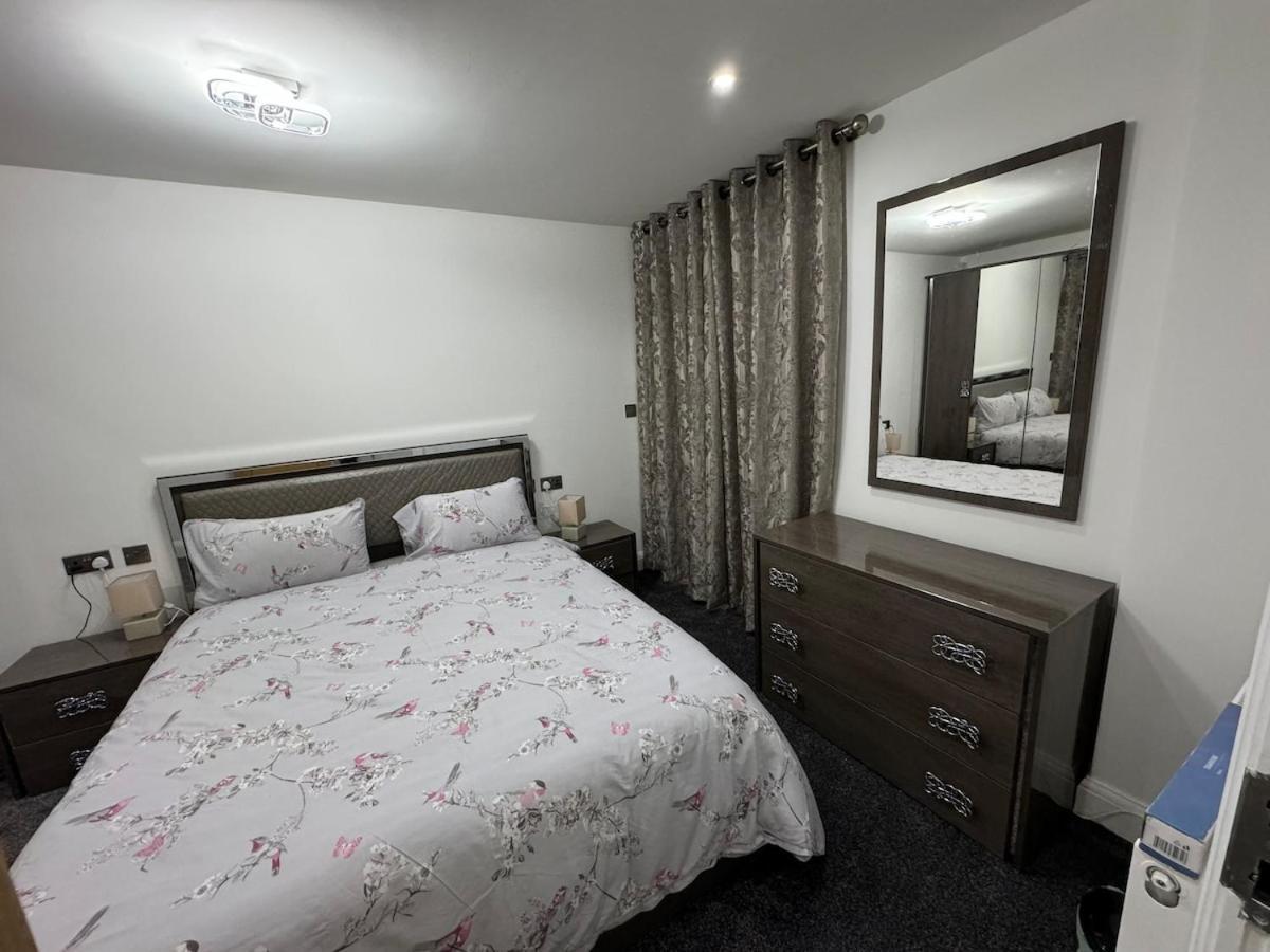 3 Bedrooms And 2 Bathrooms Flat Hounslow