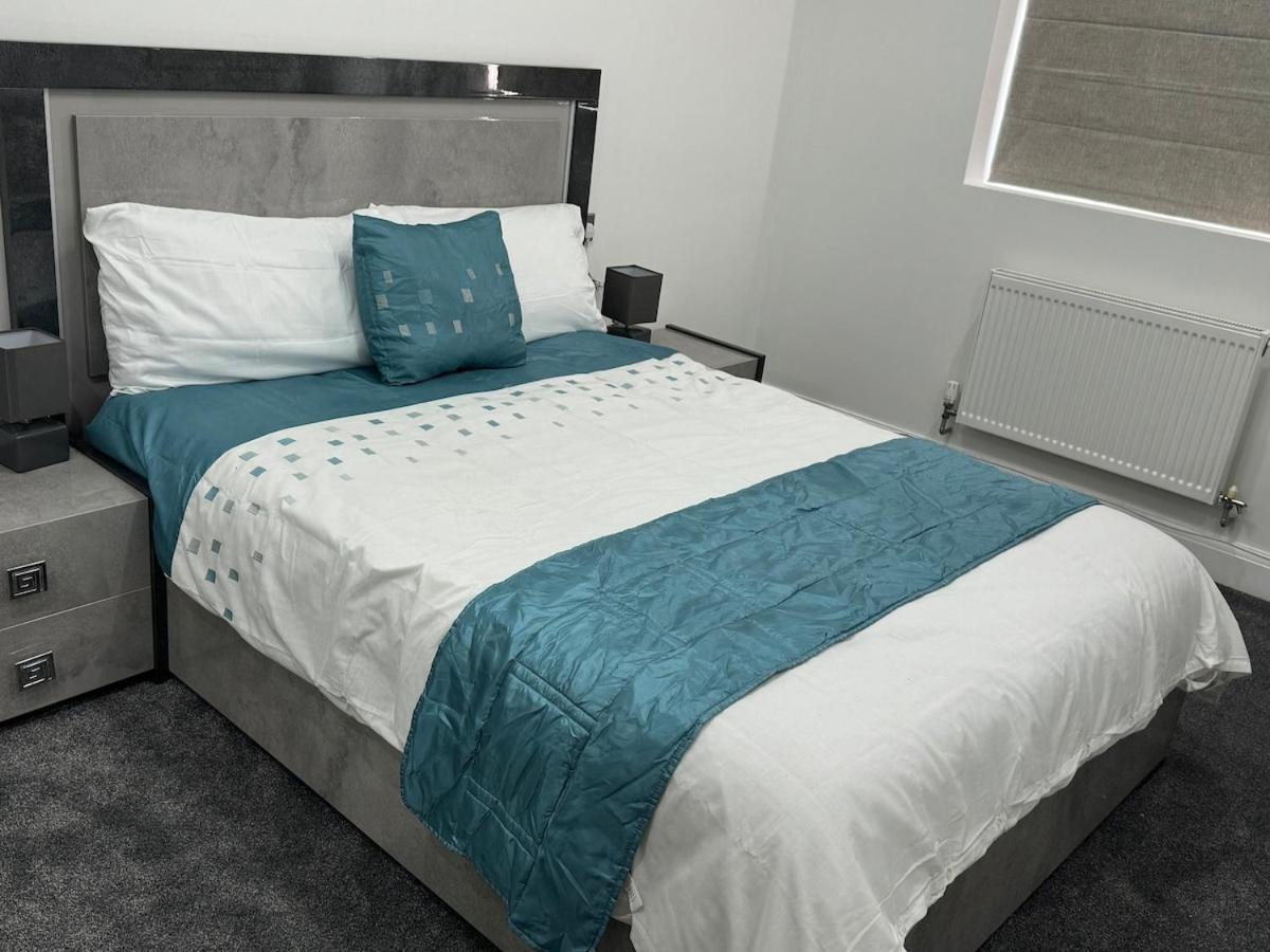 3 Bedrooms And 2 Bathrooms Flat Apartment Hounslow