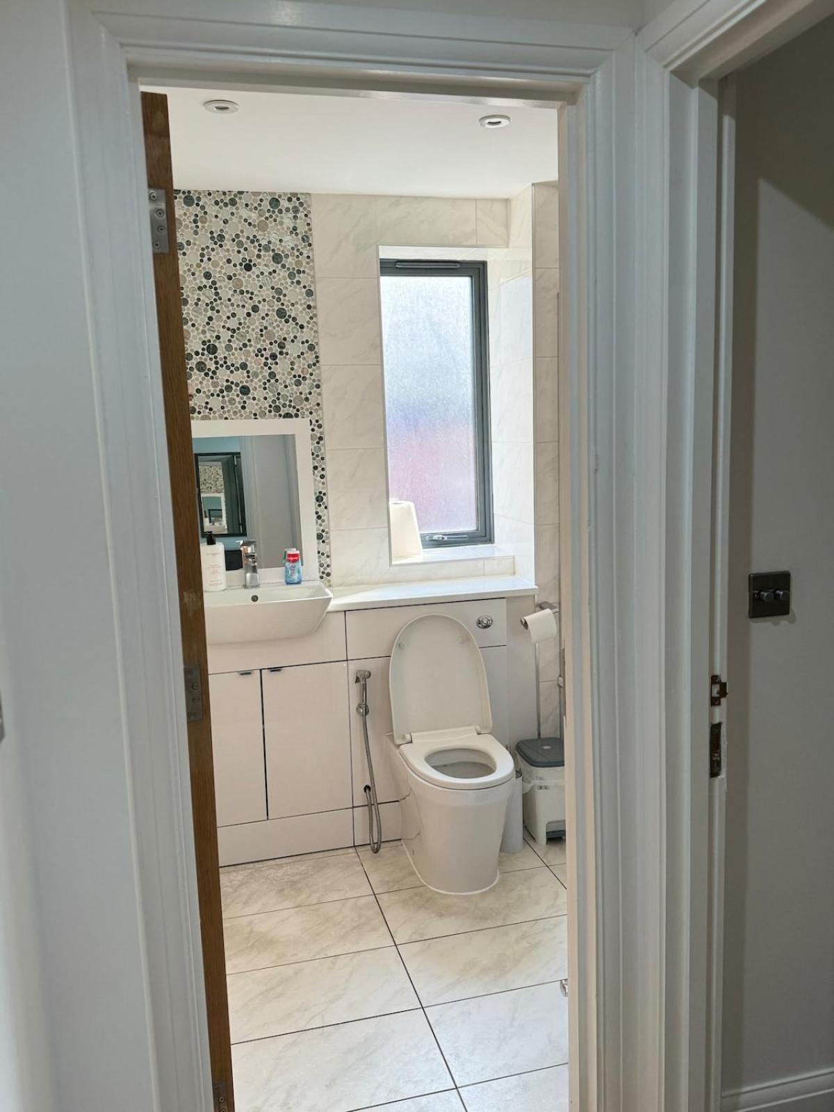 3 Bedrooms And 2 Bathrooms Flat * Hounslow