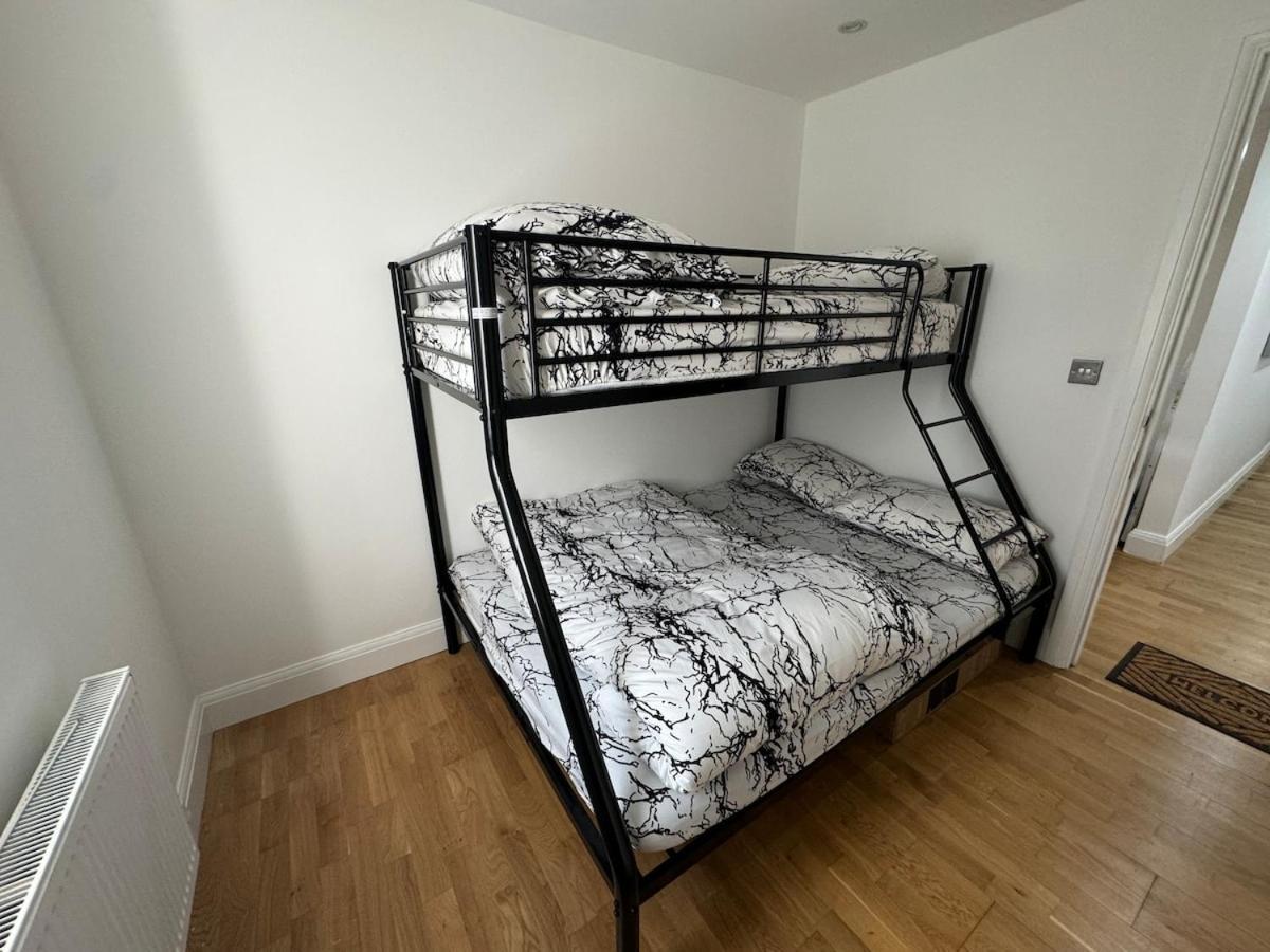 Apartment 3 Bedrooms And 2 Bathrooms Flat *
