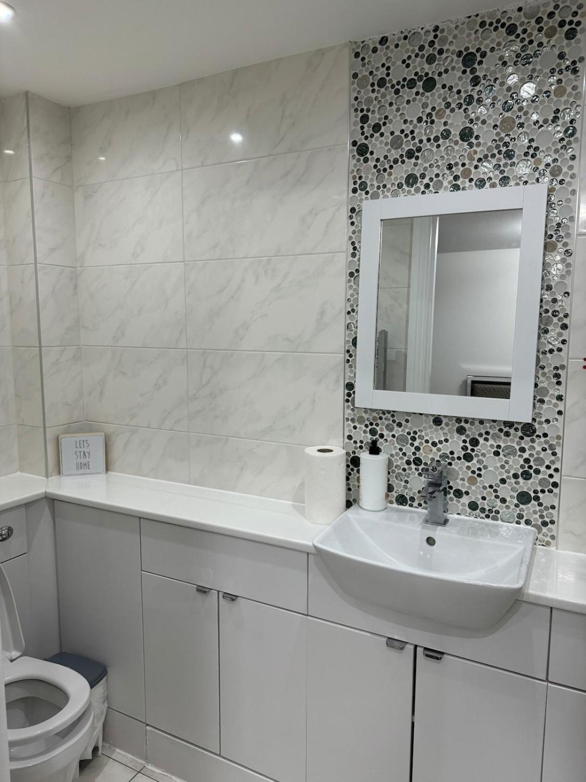 3 Bedrooms And 2 Bathrooms Flat Apartment Hounslow