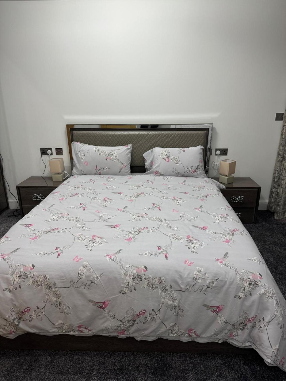 3 Bedrooms And 2 Bathrooms Flat Apartment *