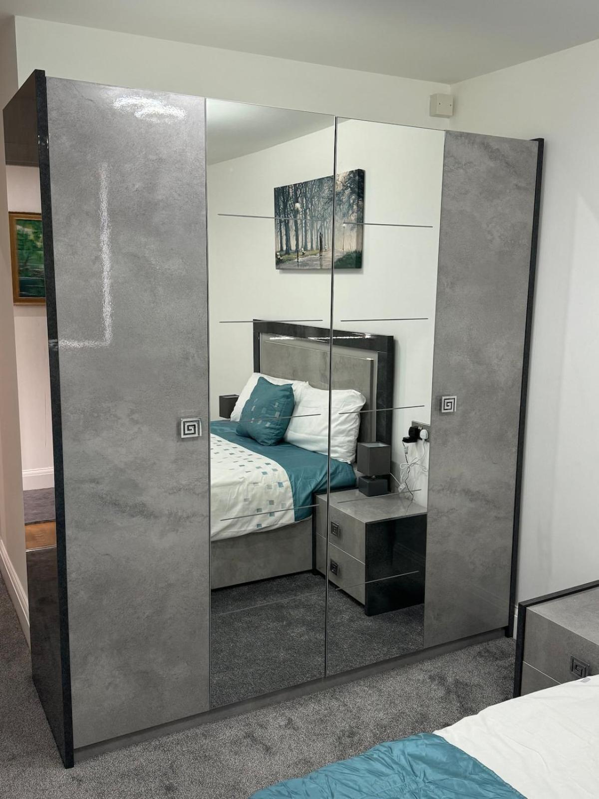 3 Bedrooms And 2 Bathrooms Flat Hounslow
