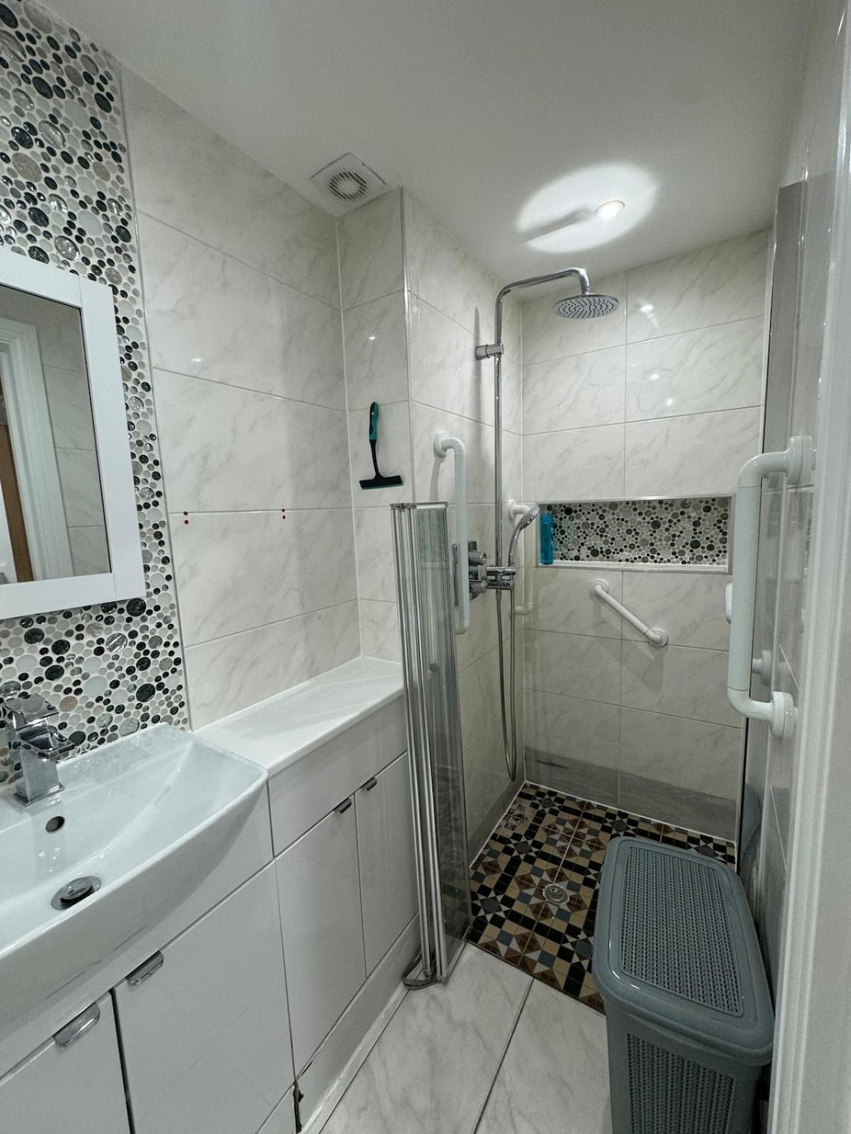Apartment 3 Bedrooms And 2 Bathrooms Flat