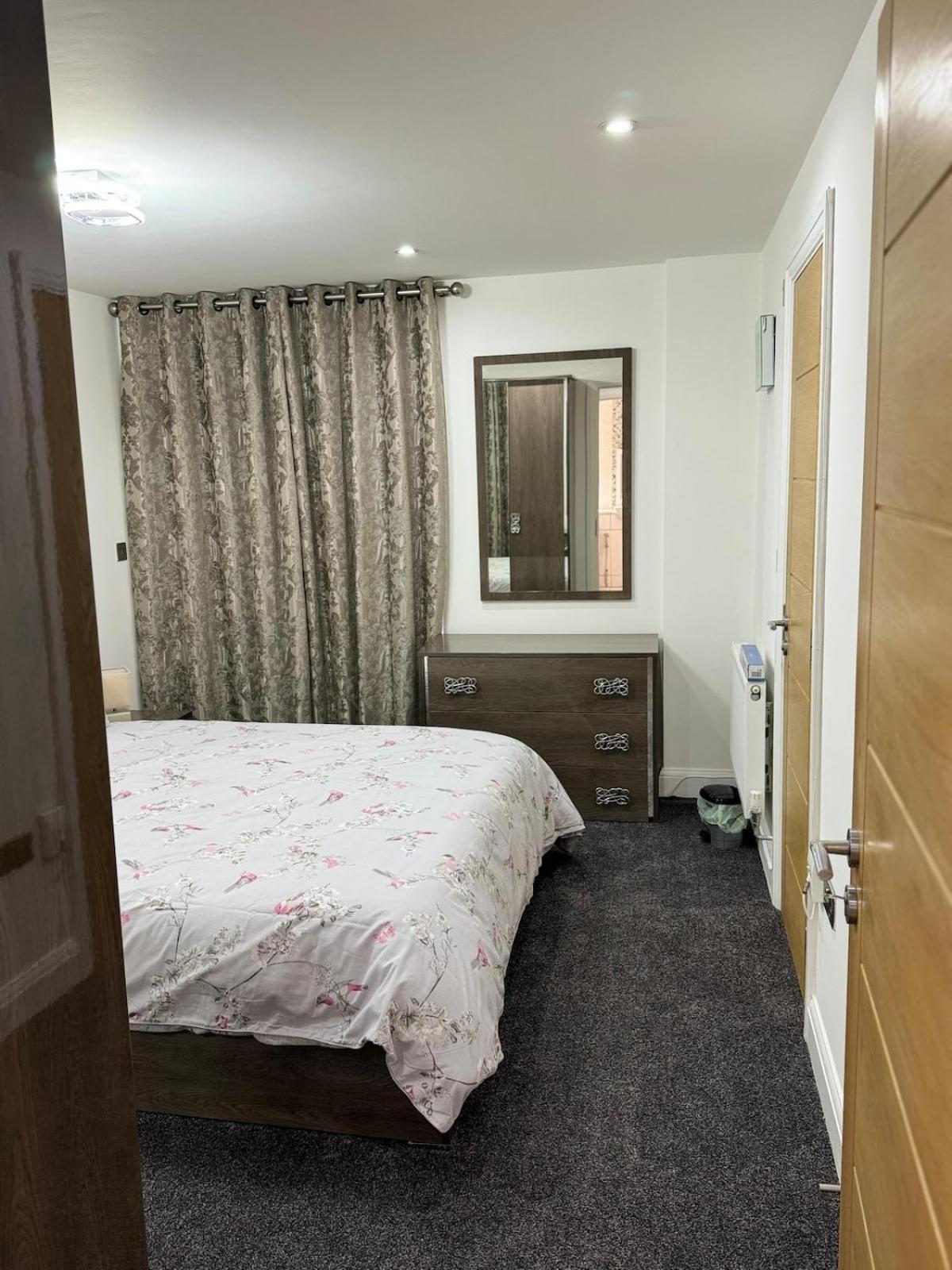 Apartment 3 Bedrooms And 2 Bathrooms Flat *