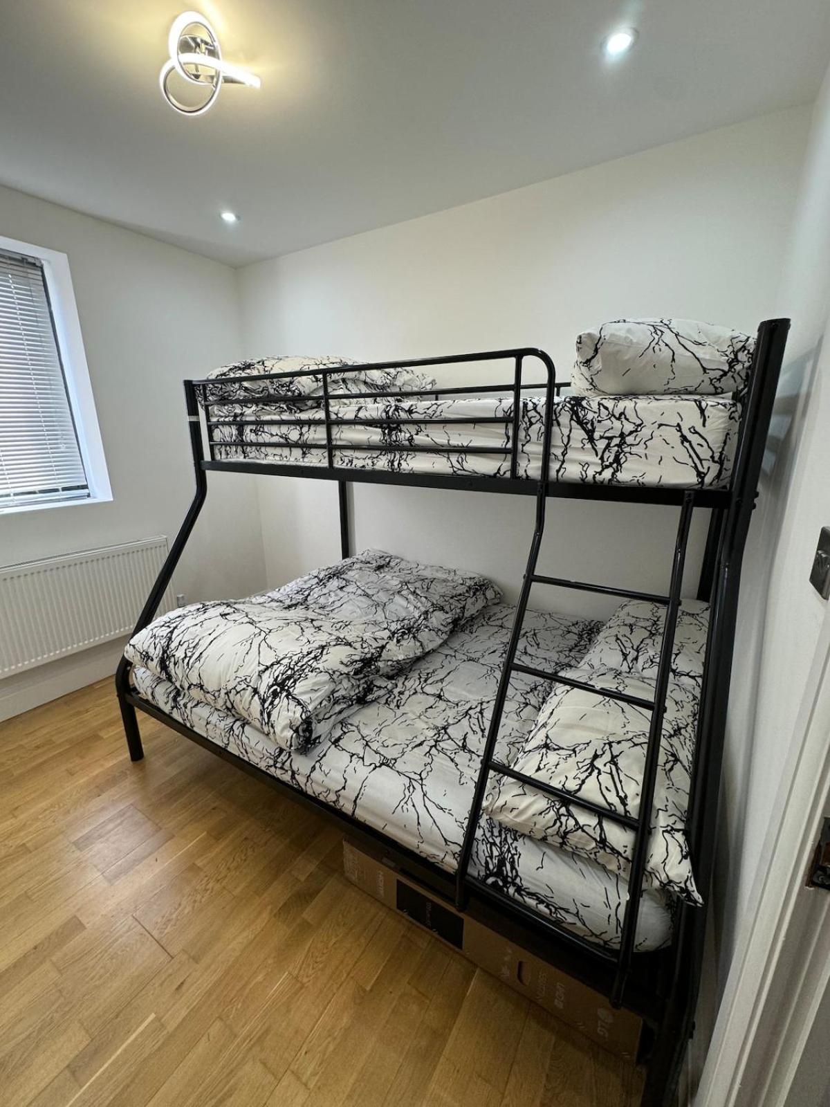 3 Bedrooms And 2 Bathrooms Flat Apartment *