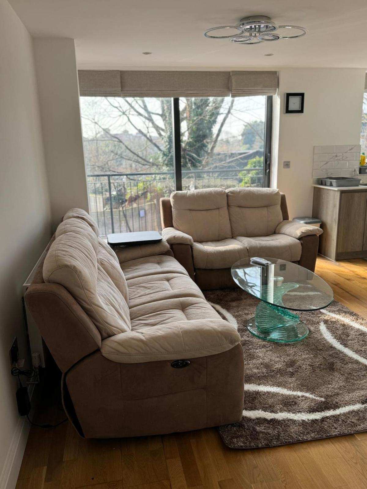 3 Bedrooms And 2 Bathrooms Flat Apartment Hounslow